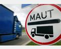 Symbolbild: Patrick Seeger/dpa
Ein Lkw fährt an einem Maut-Schild an der Autobahn vorbei.