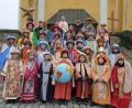 Bild: Birgit Sailer/exb
Die Wiesauer Sternsinger vor der Pfarrkirche St. Michael.