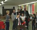 Bild: Peter Pöllath
Vor zehn Jahren begann das Schulprojekt von Beate Götz (Zweite von links) in der Neustädter Grundschule. Mit Handicap-Brille versuchten Bundestagsabgeordneter Albert Rupprecht (sitzend) und der damalige Bürgermeister Rupert Troppmann (Dritter von rechts), Bälle in ein Ziel zu werfen.