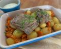 Bild: Michael Schiffer
Die pochierte Lammschulter auf einem Bett aus Kartoffeln und gelben Rüben. Dazu serviert OWZ-Küchenchef Michael Schiffer eine Mascarpone-Soße mit Kräutern oder Keimlingen.