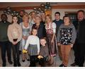 Bild: kro
Im Kreise ihrer Familie feierte Marianne Zottmeier (Mitte) ihren 80. Geburtstag. Links von ihr steht Tochter Gabriele, rechts Tochter Claudia. Mit auf dem Bild sind ihre Enkelkinder und Urenkelkinder sowie Pfarrvikar Luke Eze (links), Zweiter Bürgermeister Johann Brandl (rechts) und Andrea Zinnecker (Zweite von rechts) von den Wanderfreunden Mitterteich.