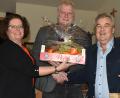 Bild: hcz
Mit einem "gesunden" Geschenkkorb danken 2. Vorsitzende Ramona Hannes und Heimatring- Vorsitzender Heiner Vierling Helmut Schwägerl für dessen 41 Jahre Tätigkeit im Vorstand.