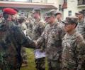 Bild: US-Armee, Spc Adrian Greenwood 
Oberstleutnant Florian Rommel (links) händigt die Urkunden und Schützenschnüre an die US-Soldaten aus.
