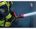 Symbolbild: David Inderlied/dpa/Symbolbild
Ein Mitglied der Feuerwehr spritzt aus einem Schlauch mit Wasser. In Edelsfeld war eine Pelletsheizung im Keller eines Einfamilienhauses in Brand geraten.