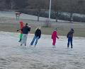 Bild: no
Starke Regenfälle um Weihnachten und der Frost danach bescherten den Kindern in Illschwang eine Eisbahn.