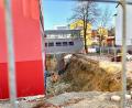Bild: Gabi Schönberger
Rund 1,3 Millionen Euro stehen bereit, um endlich das Loch an der Grundschule nicht nur endgültig und nachhaltig zu schließen, sondern auch weitere nötige und zukunftsträchtige Arbeiten an den städtischen Bildungsstätten auf dem dem Schulhügel in Neustadt zu erledigen.