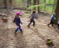 Symbolbild: Frank Rumpenhorst/dpa
Herumtoben im Wald wie es hier auf dem Symbolbild zu sehen ist - das könnte vielleicht auch bald im Zusammenhang mit einem Waldkindergarten in Leonberg oder Mitterteich möglich sein.