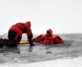 Symbolbild: Andreas Rosar /dpa
Feuerwehrkräfte üben die Rettung von Personen, die auf zugefrorenen Seen ins Eis eingebrochenen sind.