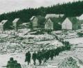 Repro: Archiv Siedlerbund Hermannsreuth/exb
Die Einweihung der Siedlung "Am Buchberg" am 10. November 1950. Die Gäste der Feier marschieren über verschneite Felder aus der neuen Siedlung.