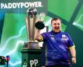 Bild: Zac Goodwin/PA Wire/dpa
Luke Littler jubelt mit dem Pokal für den zweiten Platz.