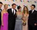 Bild: Reed Saxon/AP/dpa
Sie sind „Friends“: David Schwimmer (l-r), Lisa Kudrow, Matthew Perry, Courteney Cox, Jennifer Aniston und Matt LeBlanc. In Großbritannien sind nun Drehbücher zur Kultserie für 22.000 Pfund (umgerechnet 25.600 Euro) versteigert worden.