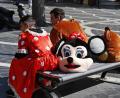 Symbolbild: Darko Bandic
Als Minnie Maus (l) und Puh der Bär verkleidete Straßenkünstler sitzen auf einer Bank. Von Winnie Puh gibt es schon eine Horrorfilm-Version, von Mickey Maus soll bald eine kommen.