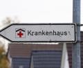Symbolbild: Marcus Brandt/dpa
Warum die Frau von der Straße abkam und sich überschlug, ist bisher nicht geklärt.
