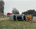 Symbolbild: Feuerwehr Erbendorf
Eine 18-Jährige hat auf der B 22 kurz vor der Abzweigung nach Steinreuth die Kontrolle über ihr Auto verloren und kam nach links von der Fahrbahn in ein angrenzendes Feld ab.
