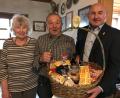 Bild: mma
Thomas Dotzler (Mitte) aus Mimbach, hier mit seiner Frau Barbara, feiert 80. Geburtstag. Hahnbachs Zweiter Bürgermeister Georg Götz gratuliert mit einem Geschenkkorb.