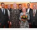 Bild: gf
Blutspender werden geehrt und das Sitzungsgeld an den SkF übergeben (von links): Dritter Bürgermeister Dominik Obermeier, Gerhard Franz, Zweite Bürgermeisterin Susanne Lindner, Norbert Kohl, SkF-Vorsitzende Marianne Gutwein, BRK-Kreisgeschäftsführer Sebastian Schaller und Bürgermeister Peter Dotzler.