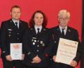 Bild: fks/exb
Daniel Grünbauer (links) ist neuer Vorsitzender der Feuerwehr Erbendorf, unterstützt wird er von Zweiter Vorsitzender Anna Linkel. Albert Vollath (rechts) ist nun Ehrenvorsitzender.