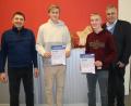 Bild: Manuela Borkowski/exb
Die erfolgreichen Gymnasiasten Leonhard Großkopf (Zweiter von links) und Lukas Fleischhauer (Zweiter von rechts) bei ihrer Ehrung mit Physiklehrer Thomas Hellerl (links) und Schulleiter Joachim Zembsch (rechts).