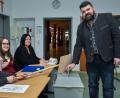 Bild: Stephan Huber
CSU-Bürgermeisterkandidat Stefan Frank (rechts) gab seine Stimme im HCA-Gymnasium ab. Rund fünf Stunden später stand fest, dass er die Wahl gewonnen hatte.