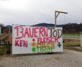 Symbolbild: Hallweger/NEWS5/dpa
Ein Galgen steht hinter einem Protestplakat „Bauerntod kein Fleisch, Milch, Brot“.