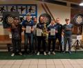 Bild: koa
Die Abteilung Darts des SV Freudenberg kürt erstmals ihre Vereinsmeister (von links): stellvertretender Abteilungsleiter Darts Georg Binner, Kai Schuller, Zweiter SV-Vorsitzender Florian Neiß, Sieger Michael Roith, Lukas Hirsch, Erster SV-Vorsitzender Andreas Koch, Dritter SV-Vorsitzender Matthias Tafelmeier.