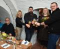 Bild: Stephan Huber
Bei der CSU-Wahlparty im Fuchsbeck-Gewölbekeller herrschte Feierlaune: Wahlsieger Stefan Frank (Dritter von rechts) stößt mit seiner Freundin Katja Reif (Zweite von rechts), Fraktionschef Patrick Fröhlich und dessen Frau Eva an. Zur Party waren auch Landrat Richard Reisinger, Abgeordneter Harald Schwartz, CSU-Stadt- und Kreisräte sowie mehrere Bürgermeister umliegender Gemeinden gekommen.