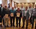 Bild: gi
Mit über 500 Mitgliedern ist die SpVgg der mitgliederstärkste Verein in der Marktgemeinde Moosbach. In der letzten Jahreshauptversammlung wurde Mitgliedern für 70, 60, 50, 40 und 25-jährige Treue gedankt. Zum neuen Zweiten Vorsitzenden wurde Thomas Grötsch (rechts) gewählt.