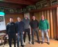 Bild: TSV Neudorf
Der TSV Neudorf baut auf ein Trainertrio: (von links) Betreuer Markus Grünbauer, Bernd Tausche, Trainer Maximilian Kurzwart, Neu-Trainer Daniel Deyerl und TSV-Vorsitzender Richard Zeiler.