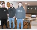 Bild: bk
Die Schützenmeister Sebastian Ludwig und Manuel Knötig mit Sohn Lukas (von links) präsentieren die moderne elektronische Schießanlage.