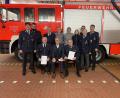 Bild: Feuerwehr Neunkirchen
Die Feuerwehr Neunkirchen hat mit Heinrich Pröls (sitzend, links) einen neuen Ehrenkommandanten. Josef Frimberger (sitzend, rechts) ist neuer Ehrenvorsitzender. Hermann Göppel (stehend, Dritter von links) und Thomas Dendorfer (stehend, Fünfter von links) sind 50 beziehungsweise 40 Jahre Mitglied.