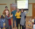 Bild: dob
Beim Mitarbeiterdankabend der Evangelischen Kirchengemeinde wurde nicht nur das Miteinander demonstriert, sondern auch viel Fröhlichkeit auf allen Ebenen. Pfarrerin Carmen Riebl (rechts) kann sich auf ihre Helfer verlassen.