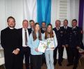 Bild: e
Janina Sehr (weißer Pulli) und Lea Wiesmeth werden beim Neujahrsempfang besonders ausgezeichnet. Ihnen gratulieren (von links) Pfarrer Stefan R. Fischer, Bürgermeister Marcus Eichenmüller, Pfarrer Helmut Brügel und Vertreter der Feuerwehr.