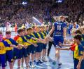 Bild: Günter Uschold
Die Jungs und Lina Most vom HV Oberviechtach beim Einlauf der isländischen Handballnationalmannschaft in die Münchener Olympiahalle. Auch leo (Sieber von links) und sein Zwillingsbruder Emil (Neunter von links) sind voll bei der Sache.