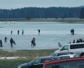 Bild: gz
Auf der Eisfläche auf den Pfrentschweiherwiesen drehten Wintersportler auf Kufen Runden, andere trafen sich zum Eishockey, zum Eisstockschießen oder zum Picknick.