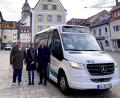 Bild: Stadt Auerbach/exb
Ein barrierefrei zugänglicher 16-Sitzer-Bus wird die neue Linie 431 befahren, erklären (von links) Günter Cermak und Anja Hackenberg vom Busunternehmen Cermak und Bürgermeister Joachim Neuß.