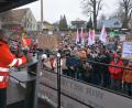 Bild: jr
Kundgebungsleiter Wolfgang Fortelny (am Rednerpult) freute sich über die riesige Menschenmenge, die sich auf dem Parkplatz des Landratsamtes eingefunden hatte. Der Protestzug füllte auch noch die angrenzenden Straßen.