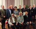 Bild: ufh
Gemeinsam mit Bürgermeister Bernhard Lindner (hinten rechts), HKA-Vorsitzendem und Zweitem Bürgermeister Georg Götz (hinten, Zweiter von links) sowie dem 1. OSB-Vizepräsidenten Josef Diertl (hinten, Zweiter von rechts) ehrt Schützenmeister Werner Wendl (hinten links) die langjährigen Mitglieder (sitzend, von links) Michael Hiltl, Hans Ströhl und Hans Freitag sowie (hinten, von links) Georg Bauer, Anita Bauer, Gerhard Bauer und Thomas Fenk.