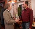 Bild: fvo
Tell-Schützenmeister Hans Leipold (links) dankt sportlichem Leiter Martin Völkl (rechts) trotz der etwas schwierigen Lage des Schützenvereins für sein sportliches Engagement.