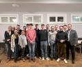 Bild: Junge Union Schirmitz/exb
Die Junge Union in Schirmitz hat ein neues Führungsteam. An der Spitze steht nun der 18-jährige Leopold Ascherl (Neunter von rechts), Stellvertreter ist Fabian Ziegler (Siebter von rechts), Kassier Louis Faltenbacher (Sechster von links) und Schriftführer Paul Koller (Siebter von links).