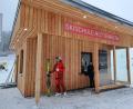 Bild: gis
Skischulleiter Sebastian Zwenzner vor dem Info-Gebäude.