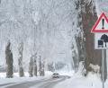 Symbolbild: Stefan Sauer/dpa
Winterliche Straßenverhältnisse erfordern besondere Vorsicht bei Autofahrern. Am Montag verunfallte eine Autofahrerin auf der B 22 wegen einer Schneeverwehung.