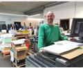 Bild: Portner
Martin Schnupfhagn, Inhaber der Druckerei Forstner in Oberviechtach, bedient die Digitaldruckmaschine.