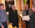 Bild: fvo
Die beiden neuen Ehrenmitglieder des Gesang- und Orchestervereins 1899 Waldthurn Max Müllner (von links) und Bernhard Unger, Schriftführer Georg Kleber und Karl Herrmann. Müllner erhält zusätzlich eine besondere Ehrung für 50 Jahre aktives Singen im Chor.