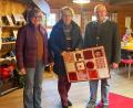 Bild: Ursula Stingl/exb
Beate Ott (links) und Monika Galbrecht vom Kreativtreff überreichten ein in der Runde angefertigtes Kunstwerk an Bürgermeister Klaus Meyer.