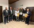 Bild: Fritz Kick
Die Vereinsvorstände des Fischereivereins mit den geehrten Vorstands- und Vereinsmitgliedern sowie Bürgermeister Martin Schregelmann.