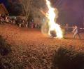 Bild: Marco Schwab/exb
Ausgediente Christbäume gehen auf dem Sportgelände Hellberg in Flammen auf.