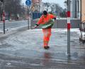 Bild: Petra Hartl
Wenn es Blitzeis gibt, helfen viele Hände zusammen: Der Winterdienst (so wie hier auf einem Bild aus dem Jahr 2017), Polizei, Feuerwehren und Rettungsdienste.