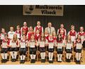 Bild: sgl
Insgesamt 15 junge Musiker absolvierten heuer erfolgreich Leistungsprüfungen des Nordbayerischen Musikverein. Zu den Auszeichnungen gratulieren (hintere Reihe, von links): Vorsitzender Christian Winklmann, Florian Schertl als Dirigent des Nachwuchsorchesters und Bürgermeister Hans-Martin Schertl.