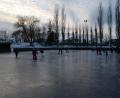 Bild: ak
Die Eisbahn in Speichersdorf ist zwar schon etwas in die Jahre gekommen, sie erfüllt aber immer noch ihren Zweck.