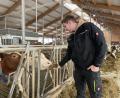Bild: kmo
Die Liebe zu den Tieren treibt ihn an: Junglandwirt Franz Kick (23) aus Schirmitz ist bei Betrieben im Landkreis Tirschenreuth angestellt. Auch er ist mit der aktuellen Politik nicht einverstanden.